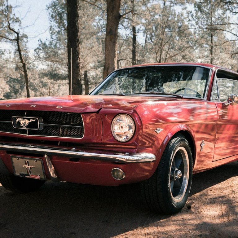 Oldtimer-Restaurierung und Schadengutachten Roter Ford Mustang – Reparatur & Restauration von Oldtimern mit Fachwissen und Leidenschaft