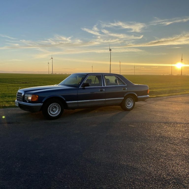 Oldtimer Bewertung für Versicherung Klassischer Mercedes auf Landstraße – Gutachten für Oldtimer-Versicherung in Stuttgart